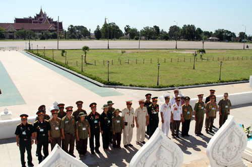 ສະມາຄົມ ນັກຮົບເກົ່າ ຫວຽດນາມ ຢູ່ ລາວ ໄປຢ້ຽມຢາມ ສະໜາມຮົບເກົ່າ.